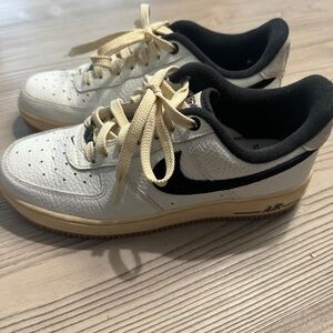Nike Air Force 1 Low SE white and black trainers - women’s 8
